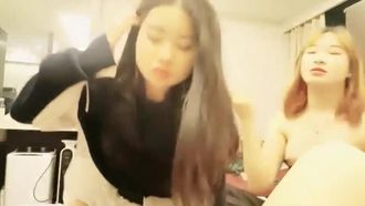 생방송 중 두 여자가 자지 먹기 경쟁을 펼쳤고, 충분히 세게 박힌 후 질에 나무 막대기를 꽂기까지 했습니다~