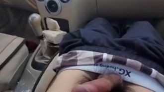 スレンダーな女の子はセックスフレンドとカーセックスをするために会います、そして彼女は捕まることをまったく恐れていません~