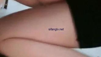 La belle-sœur de 20 ans a des relations sexuelles passionnées avec son beau-frère, qui a une grosse bite, elle monte dessus et utilise sa chatte pour frotter la bite de son beau-frère pour l'exciter~.