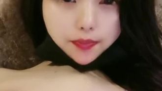 La bella hostess, sola e insopportabile, è apparsa in diretta mentre giocava con un vibratore. La sua figa era così bagnata che poteva tirare dei fili~