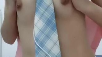 白衬衫底下藏着淫荡的身体，长发萌妹子在镜头前完粉色小玩具好满足～