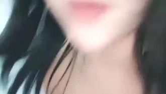 섹시한 여동생은 배가 너무 고파서 가면을 쓴 남자 두 명을 초대해 함께 섹스를했고, 그녀를 채우려면 자지 두 개가 필요했습니다 ~