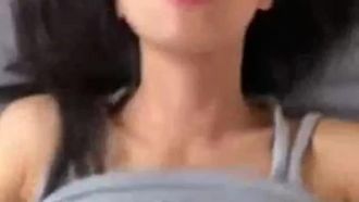 La ragazza sexy con un bel culo si è arresa al grosso cazzo del suo ragazzo e l'ha scopata duramente senza preservativo, gridando Fuck me~