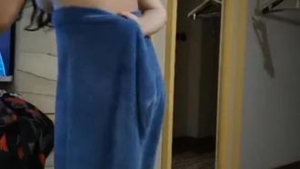 Une jeune femme mature mange une bite, et ses seins tremblent devant moi !