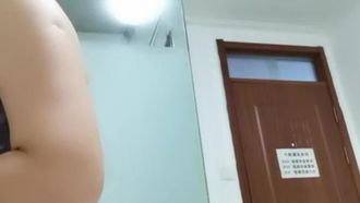 L'insegnante universitario di una milf ha usato il suo corpo per aiutare lo studente a rivedere le posizioni sessuali. Inaspettatamente, il cazzo dello studente era così sviluppato che lui l'ha scopata~