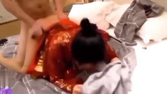 La mariée sur le point de se marier a été battue et violemment baisée par derrière par son partenaire sexuel, et le marié a été tenu dans le noir~