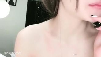 외모가 아름다운 소녀가 섹스 파트너를 집으로 데려와 열정적 인 섹스를하고, 그녀의 음란 한 비명은 정말 신난다 ~