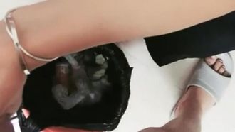 Das schöne und zarte Mädchen trug eine Schuluniform und hatte live Sex mit ihrem dicken Bruder, und sie ergriff sogar die Initiative, ihre Muschi zu spreizen und um einen Schwanz zu bitten