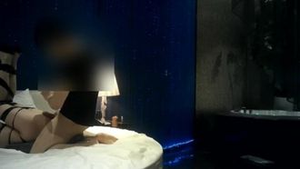 La joven de pelo largo es tan traviesa que la ataron por todas partes y dejaron que su hermano pequeño la entrenara ~