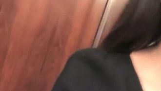 The elegant long-haired girl showed off her beautiful breasts during a live broadcast. Her boobs are so bouncy that I really want to rub them~