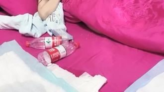A pequena loli pura que é a melhor em esguichar ~ Ela é realmente uma garota da água, ela pode molhar a cama inteira apenas inserindo um vibrador falso ~