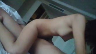 La bella ragazzina delle elementari è stata invitata in hotel dal suo senior per fare sesso, e ha finito per farsi spruzzare su tutta la faccia~