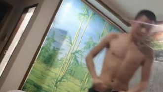 Il ragazzo calvo sta avendo una feroce battaglia con una studentessa universitaria snella con una voce dolce e un bell'aspetto ~ Sembra così troia!