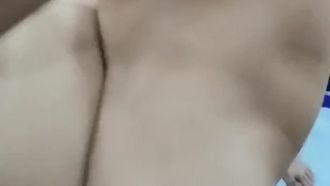 Les charmantes sœurs ne sont pas moins sexy que les jeunes !! 3 hommes et 2 femmes font l'amour dans un sport multijoueur~