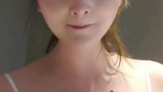La troia tettona dell'emittente dal vivo Cousin Fei'er ha fatto un esercizio di gruppo in hotel. L'ha succhiata da davanti e poi l'ha scopata, ed entrambi i suoi buchi sono stati inumiditi dal cazzo~