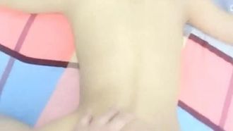 Il conduttore di una ragazza sexy e il suo ragazzo stanno facendo sesso dal vivo, ed è così bello che le scorrono i succhi e chiama suo papà.