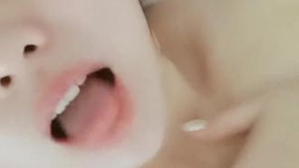 La madrastra tiene demasiado calor y usa bragas sexys mientras cocina. ¡¡Su hijo la seduce tanto que la empuja hacia abajo y le hace una mamada!!