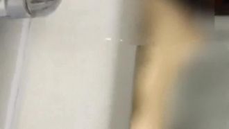 性爱成瘾的网红押尾猫~ 与炮友在浴室无套激情肏干