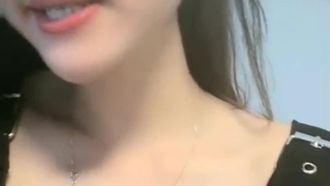 Uma garota esbelta com cabelos longos se expôs ao hemisfério sul em uma transmissão ao vivo, e ela até tocou sua boceta sem pelos enquanto tomava banho.