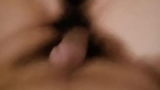 흥분한 제복을 입은 창녀나 기술자와 연결하고, 그녀에게 콘돔 없이 하드코어 섹스를 하고 그녀의 몸 전체에 정액을 뿌립니다.