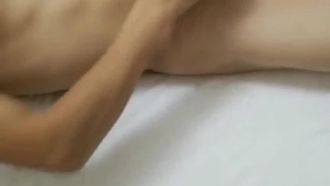 섹시한 여성 라이브 진행자는 팬들에게 감사 인사를 전하기 위해 남성 팬을 무작위로 선정해 방을 오픈하고, 친한 친구 2명을 초대해 라이브 해설을 진행했습니다~