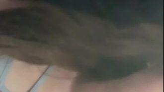 長腿直播主直播旅館與男友啪啪，途中就忍不住先在車上抽插給粉絲福利~