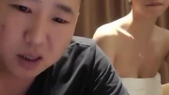 La giovane donna sexy con il seno appuntito è venuta alla trasmissione in diretta del fratello Qiang per soldi per il latte in polvere ~ Sii generoso e proattivo davanti alla telecamera!