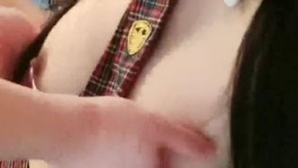 La ragazza che assomiglia all'artista Yi Xingjing è così dipendente dal sesso che succhia il suo partner sessuale e si riempie la vagina di giocattoli~