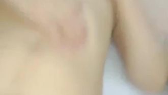Mio cugino che condivideva la casa con me era in viaggio d'affari, quindi ha prestato sua moglie, che era così arrapata che si stringeva la figa, per giocare. Erano davvero cugini~