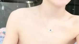 Die schlanke Internet-Berühmtheit gab ihren Fans etwas zurück und fand mit ihrer Live-Übertragung einen reichen Paten für Sex. Sie weinte fast, nachdem sie von einem Schwanz penetriert wurde
