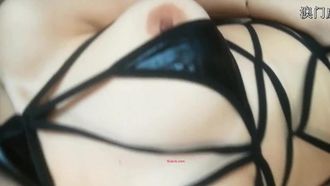 아름답고 젊은 털이 없는 모델은 그녀의 부유한 대부에게 그녀를 호텔로 데려가서 그녀의 보지와 놀아달라고 부탁했고, 그는 그녀의 입 전체에 정액을 뿌려 그녀의 몸을 화장했습니다~