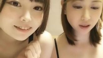 Le famose attrici lolita AV Nishino Tae e Lin Meiling lavorano insieme per trasmettere in diretta e divertirsi ❤ Condividi storie interessanti sull'ingresso nel settore e sui segreti delle riprese (1)