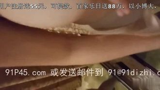 최고의 큰 가슴 소녀가 눈을 가린 채 수탉을 먹습니다 ~ 오늘 그녀의 보지는 오빠가 가지고 놀 준비가되었습니다!