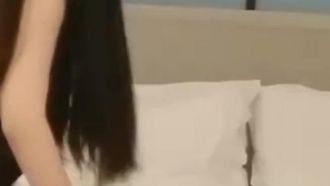 „91 Mr. Shen Visits Flowers“ verabredet sich mit einer jungen Frau mit langen Haaren und schönen Brüsten. Der Sex wird noch interessanter, wenn man zwei Strümpfe ohne Schritt anzieht!