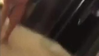 ¡Mi esposa es follada apasionadamente por un chico solitario! ¡Por supuesto que tengo que darme un capricho mientras mi marido no está en casa!