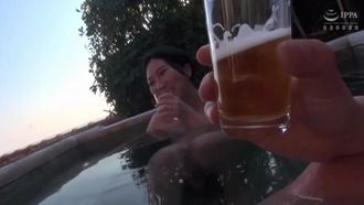 Puro hermoso pecho esposa secreto viaje SEXO a aguas termales