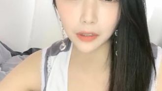 핫한 소녀 생방송 진행자는 가슴에 매우 깊은 경력을 가지고 있습니다! 형님, 스포츠카를 원할 때만 벗을 수 있어요!