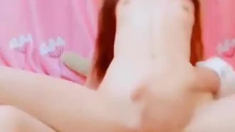 貧乳主播真可愛，看到肉棒還遲疑了一下！快舔啊！
