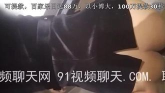 把男友的电话挂掉了，就是我们的禁忌之恋了！公厕直接啪起来！