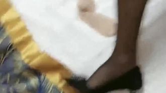 La jolie fille était pleine de salopes, et elle s'est tellement sucé la chatte que cela a fait geler son frère ❤ alors elle a dû l'insérer rapidement pour éviter d'épuiser sa chatte !