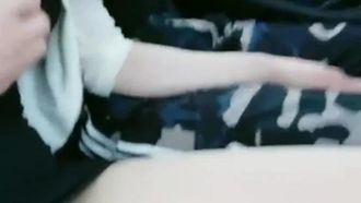 A jovem sexy transmite uma transmissão ao vivo para fazer um trio na natureza. O irmão mais novo não pode deixar de querer que a jovem o morda no banco de trás❤.