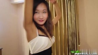 啪操達人午夜逛紅燈區，選了個高冷妹妹來解身體的渴~只要幫她舔逼各種姿勢都接受！