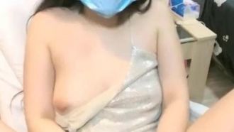 La conduttrice di Langmei non ha indossato correttamente la maschera, esponendo la sua bocca color ciliegia per prendere un po' d'aria!