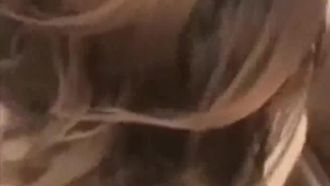 ¡La esposa de la comunidad viene en secreto, su cabello largo ondea, esperando que su hermano entre por detrás!