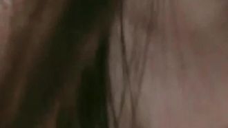 Quando i gemiti hanno sopraffatto lo spettacolo di canto, sembrava che il presentatore si stesse divertendo moltissimo~