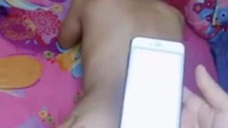 Моя жена продолжала играть со своим мобильным телефоном, а ее мужу ничего не оставалось, как упорно сражаться сзади!