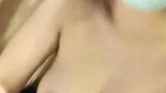 La ragazza grassoccia con il culo grasso e il seno grosso sta facendo sesso con il suo partner sessuale in hotel. Il suo culo bianco e tenero è bloccato in alto, aspettando che suo fratello la scopi duramente!