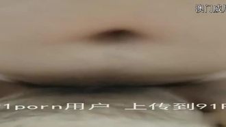 시어머니가 문 밖에서 도청하고 있습니다! 그 작은 보지는 그녀의 즙이 격렬하게 흘러 나올 때까지 박혔습니다!
