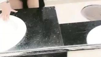 Das junge Mädchen konnte nachts nicht lange schlafen, also ging sie mit ihrem Freund auf die Frauentoilette, um intensiven Sex zu haben! Kommt die Putzfrau?