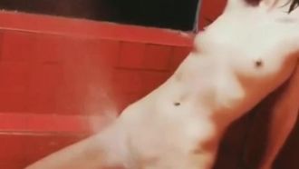 워터젯을 사용하여 질을 상쾌하게 만드세요! 일석이조로 세수하고 즐기세요!